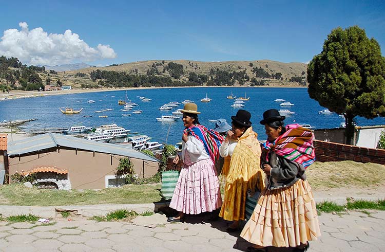Bolivija - Page 2 Cholitas-bolivia-copacapbana-istock